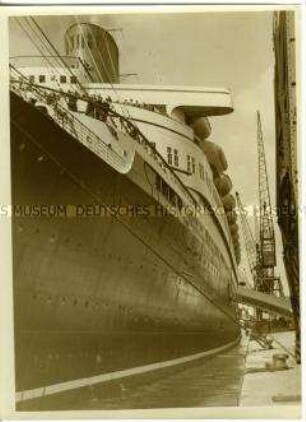 Hochseepassagierdampfer "Bremen" im Hafen von Southampton