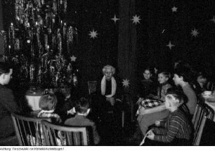 Dresden, Verschiedene Veranstaltungen des Demokratischen Frauenbundes Deutschlands (DFD), Veranstaltung zum Internationalen Frauentag im VEB Funkwerk Dresden, Weihnachtsfeier, DFD-Fasching, Hilfsaktion für Ungarn, u.a., Januar 1957