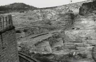 Granit-Steinbruch am Kreuzberg : Striegau (Kreis Schweidnitz) / Strzegom (Powiat Świdnicki/Polen). Granit-Steinbruch am Kreuzberg. Abbauwand mit verschiedenen Arbeitsebenen
