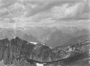 Im Gebirge : Blick über ein Gebirge