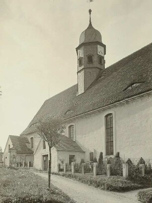 Wachau-Seifersdorf. Evangelisce Pfarrkirche (1604/1605, 1892 Umbau; Ch. Schramm). Ansicht vom Friedhof