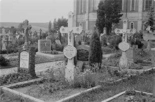 Friedhof in Crostwitz. : Chróšćan kěrchow.