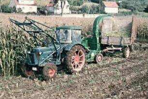 Fotografie: Erntetechnik, Feldhäcksler gezogen, Maisgebiss, Silomais, Umhängeverfahren
