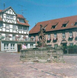 Schlitz. Marktplatz mit Brunnen