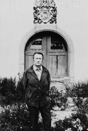 Der Schriftsteller Hanns Cibulka vor Schloß Friedenstein in Gotha