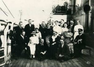 Gruppenbildnis mit jüngeren Passagieren an Deck eines Hochseepassagierdampfers ("Cleveland"?)