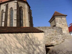 Ansicht von Südosten mit Spätgotischem Chor über Kirchhofmauer und Torhaus (Frühgotisch)-Wehrgang mit Steinbrüstung im 18 Jh abgetragen