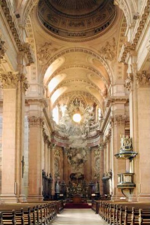 Frankreich. Alsace. Bas Rhin. Guebwiller. Eglise Notre Dame innen. Elsass Kirche Innenaufnahme