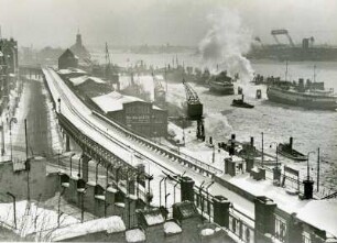 Hamburg-St. PAuli. Hochbahn an den Vorsetzen vom Bahnhof Landungsbrücken gesehen. Im Winter 1946/47 fuhr die Hochbahn nur wenige Stunden im Berufsverkehr