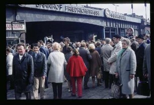 Übergang Friedrichstr. 1.4.72.