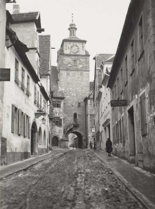 Rothenburg ob der Tauber, Galgengasse mit Weißem Turm. Blick nach Südwesten