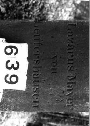 Grabstein 639 (Index: 99802941) Material: Sandstein Zustand: Maßwerk gebrochen/hinten stark verwitt. Maße HxBxT: 183x50x37 cm Beschreibung: Sock/St. m. verdacht. Giebel/Inschriftenfeld m. Spitzbogen und Maßwerk Symbolik: Maßwerk Besonderheit: Wortspiel mit dem Namen Elieser: Grabstein 639 (Detailaufnahme 1)