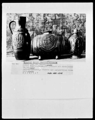 links: Krug mit Wappen, Mitte: Fäßchen mit sächsischem Wappen, rechts: Fünfkantige Flasche mit aufgesetztem Ornament