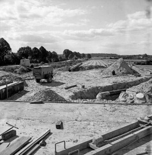 B 75 zwischen Hamberge und Ratzbek: Straßenbau: Bau einer Brücke über die Autobahn A 1: links hinten alte Straßenführung: Blick auf die neue Trasse: vorn Baumaterial: links Bauwagen, rechts Sandhügel