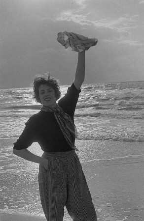 Renate Rössing am Prerower Weststrand