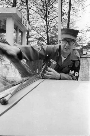 Kontrollen der deutschen Polizei und der amerikanischen Militärpolizei an PKWs im Rahmen der Verkehrssicherheitswoche.