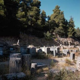 Skala Oropú. Amphiaráion. Sockel für Weihegaben beim Amphiáraos-Tempel