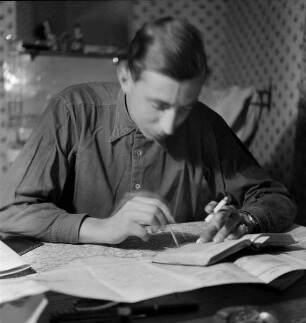 Franz Prinz zu Sayn-Wittgenstein bereitet mit Bleistift und Guide Blue die Tagesroute vor (Aufnahme im Rahmen der Fotokampagne im besetzten Frankreich)