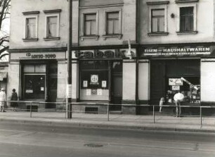 Dresden-Löbtau. Wohn-und Geschäftshaus. Kesselsdorfer Straße 34. Ladenfront und Fenster (1. Obergeschoß)