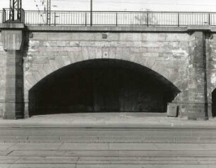 Dresden-Altstadt, Könneritzstraße. Hochgleisanlage (Stadtviadukt) der Eisenbahnstrecke Dresden Hauptbahnhof - Bahnhof Dresden-Neustadt. Bahnbogen 19 (Ostseite)