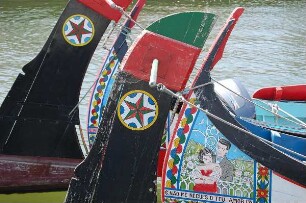 Bemalte Boote in Aveiro : Viele Boote ind er Lagunenstadt Aveiro sind mit naiven Bildern aus dem Alltagsleben geschmückt, aufgenommen 2006