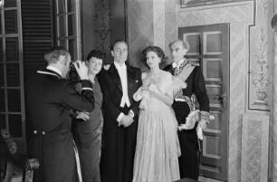 Szenenbilder aus der Komödie "Das verschlossene Haus" von Michael Harward am Schlossparktheater Berlin-Steglitz