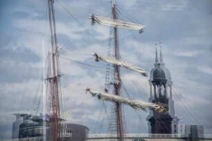 Spiegelung der Hamburger Sehenswürdigkeit St. Michaelis, Michel. Hafen Hamburg, 20.07.2019