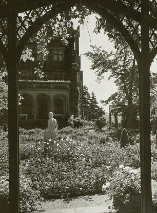 Dresden-Loschwitz. Schloss Eckberg. Senkgarten. Ansicht aus der Pergola zur Aphrodite von P. Pöppelmann