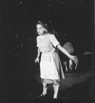 Szene aus dem Stück "Hänsel und Gretel" an der Staatsoper Berlin, Erna Berger als "Gretel" von Engelbert Humperdinck, Vorpremiere