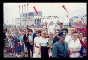 Fahrt Hanau-Frankfurt/Menschen „Neckermann grüsst Kennedy“
