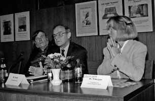 3. Stormarner Kulturforum: Podiumsdiskussion im Kreistagssitzungssaal am 22. Mai 1996: Podium, dahinter Plakate von Kunstausstellungen im Kreis Stormarn: Podium