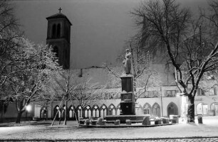 Freiburg: Vom Rathauseingang Berthold Schwarz-Denkmal mit Turm der Martinskirche