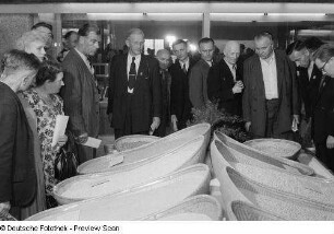 Besucher mustern ausgestellte Nahrungsmittel der indischen Sektion auf der Leipziger Herbstmesse 1954