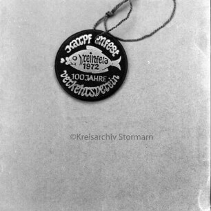 Verkehrsverein von 1872 Reinfeld e.V. [später Bürgerverein Reinfeld e.V.]: 100-jähriges Jubiläum: Plakette: zugleich zum Karpfenfest