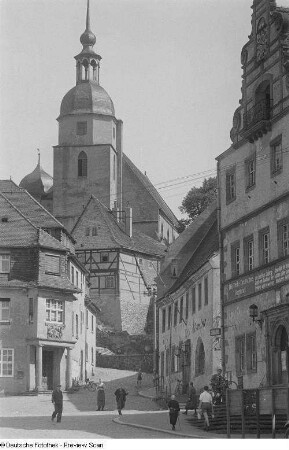 Blick vom Marktplatz aus zu Stadtkirche und Rathaus