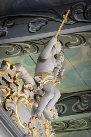 Deutschland. Niedersachsen. Rastede. Sankt Ulrich Kirche von 1059. Engelsfigur und Holzdecke. Detail