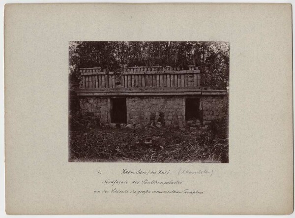 "Façade nord du palais à colonnades sur le côté sud du grand espace libre monumental (terraplén)". (Avec un membre de l'expédition)