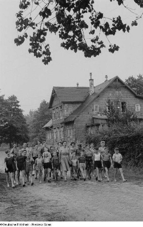 Kinder mit Erzieherinnen vor der Alten Winkelmühle