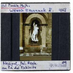 Neapel, Palazzo Reale,Neapel, Piazza del Plebiscito : Fassadendetail mit Skulptur Vittorio Emanuele II