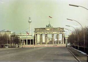 Berlin: Straße des 17. Juni mit Brandenburger Tor