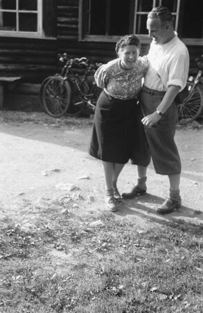 Portraitaufnahme : Porträt eines Mannes und einer Frau vermutlich vor der Wurzhütte