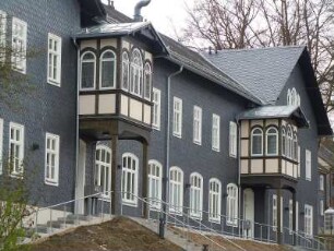 Grossbreitenbach - Schiefergedecktes Wohnhaus : Saniertes historisches Wohnhaus, aufgenommen in Grossbreitenbach im Thüringer Wald am 29. April 2012