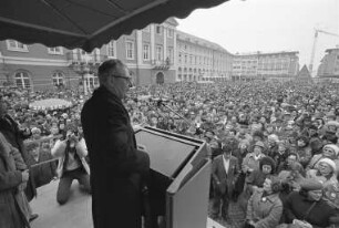 Wahlkampfveranstaltung der Karlsruher SPD mit Kanzlerkandidat Dr. Hans-Jochen Vogel zur Bundestagswahl am 6. März 1983 auf dem Marktplatz