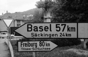 Waldshut: Wegweiser; Basel 57 km, Freiburg 80 km