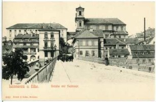 Leitmeritz. Elbebrücke (1858-1859) mit Seminar : Leitmeritz. Elbebrücke (1858-1859). Blick entlang der Fahrbahn zu Kolleg (1738/1770; wohl Octavio Broggio) und Jesuitenkirche Mariä Verkündigung (ab 1689, 1704-1731; Giulio Broggio, Octavio Broggio)
