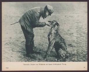 Rittmeister Freiherr von Richthofen mit seinem Lieblingshund Moritz.