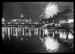 Meißen, Dom und Albrechtsburg bei Nacht, mit Feuerwerk
