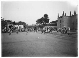 Kairo (Ägypten). Straße mit Passanten