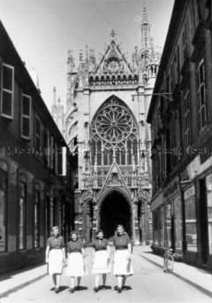 Arbeitsmaiden des Reichsarbeitsdienstes vor der Kathedrale Saint-Etienne in Metz (Ausgang)