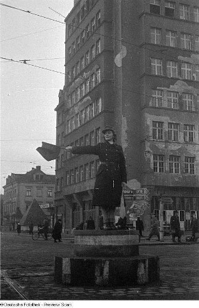 Reiseaufnahmen aus Dresden : Verkehrspolizistin am Albertplatz